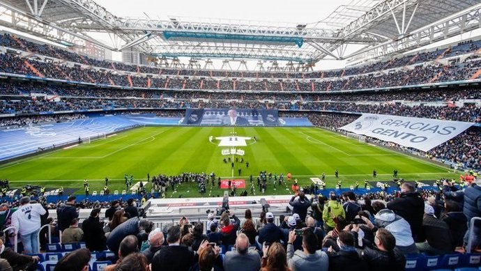 El Santiago Bernabéu homenajea a Paco Gento