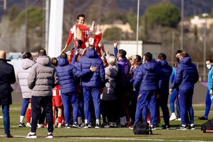 La futbolista de l'Atltic de Madrid femení Virginia Torrecilla mantejada per les jugadores del Bara després de la Supercopa d'Espanya