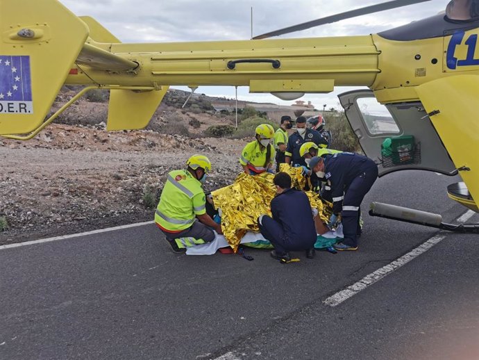 El personal del SUC asiste a uno de los motoristas heridos antes de ser evacuado en helicóptero al hospital