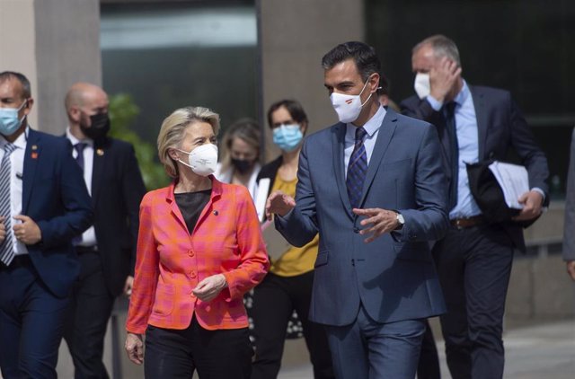 Archivo - La presidenta de la Comisión Europea, Ursula von der Leyen y el presidente del Gobierno, Pedro Sánchez, a su llegada a la reunión, en la sede de Red Eléctrica de España, a 16 de junio de 2021, en Alcobendas, Madrid (España).