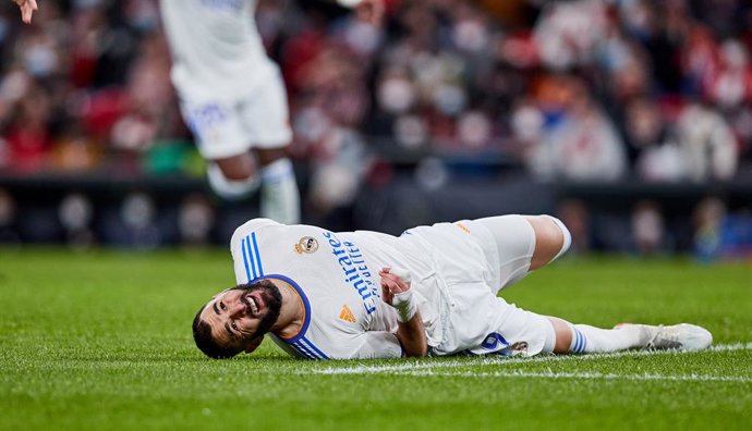 Archivo - Karim Benzema of Real Madrid CF hurts during the Spanish league, La Liga Santander, football match played between Athletic Club and Real Madrid CF at San Mames stadium on December 22, 2021 in Bilbao, Spain.