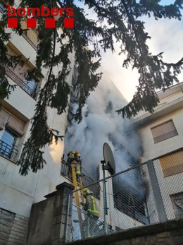 Incendio en un segundo piso de la plaza del Camp en Solsona (Lleida) sin heridos
