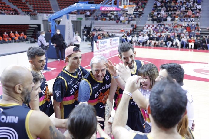 El alcalde de Zaragoza, Jorge Azcón, participa en el partido solidario 'Basket contra el cáncer', en el Pabellón Príncipe Felipe.