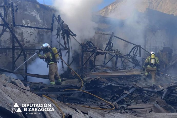 Los bomberos de la DPZ finalizan sus labores en el incendio de Illueca (Zaragoza).