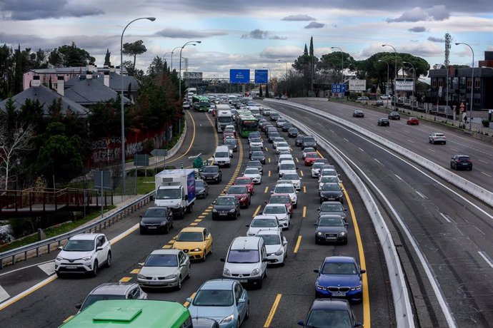 Tráfico en la carretera A-6, en víspera de Reyes, a 5 de enero de 2022, en Madrid (España).