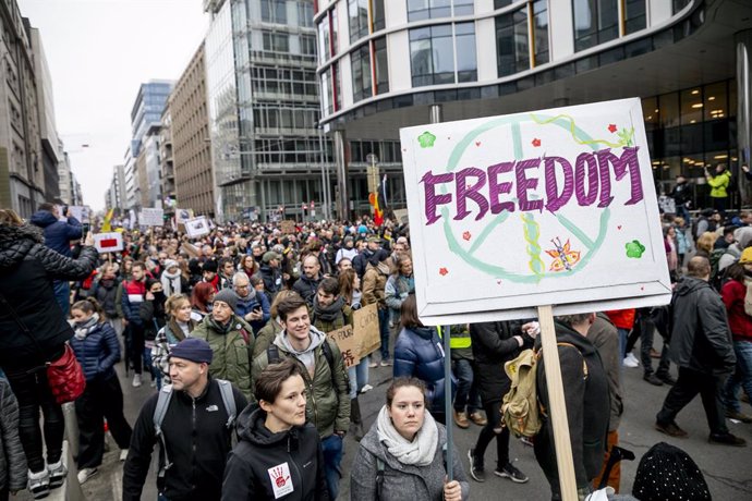 23 January 2022, Belgium, Brussels: Protesters take part in a demonstration "for freedom, democracy and human rights" organised by the alliance Europeans United in Brussels to protest against the measures imposed by public authorities in Belgium and oth