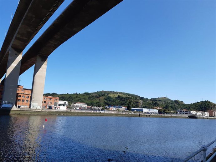 Archivo - Cielo despejado sobre la Ría del Nervión.