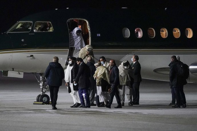 22 January 2022, Norway, Oslo: Taliban representatives leave a plane after landing at Oslo airport. Norway has invited the militant Islamist Taliban to Oslo for three days of talks. Photo: Terje Bendiksby/NTB/dpa