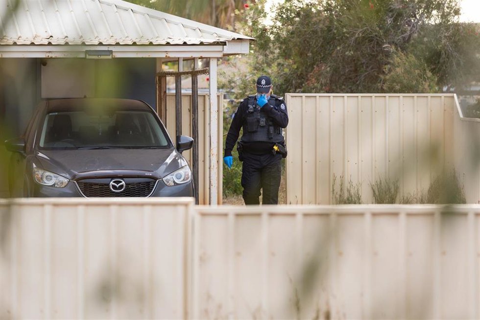 Archivo - Un policía de Australia en la vivienda en Carnarvon donde fue rescatada la niña de cuatro años Cleo Smith