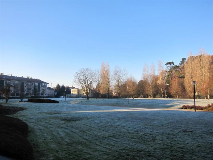 Archivo - El parque de Galeras, en Santiago de Compostela, amanece helado por las bajas temperaturas
