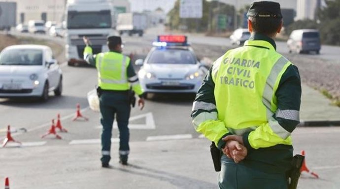 Imagen de un control de la Guardia Civil de Tráfico