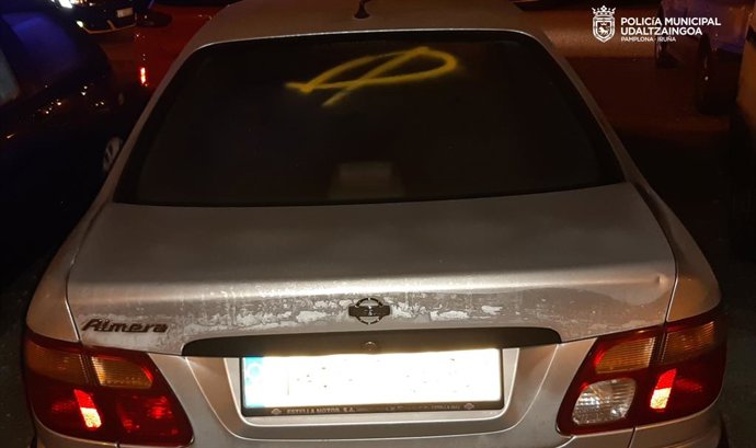 Un vehículo con una pintada.