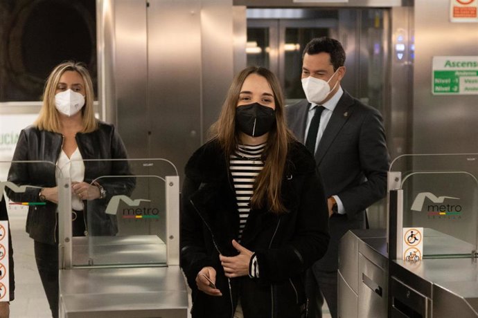 El presidente de la Junta de Andalucía, Juanma Moreno junto a una joven beneficiaria de la tarjeta joven en la presentación de la nueva Tarjeta Joven de Transporte que pone en marcha la Consejería de Fomento, Infraestructuras y Ordenación del Territorio.