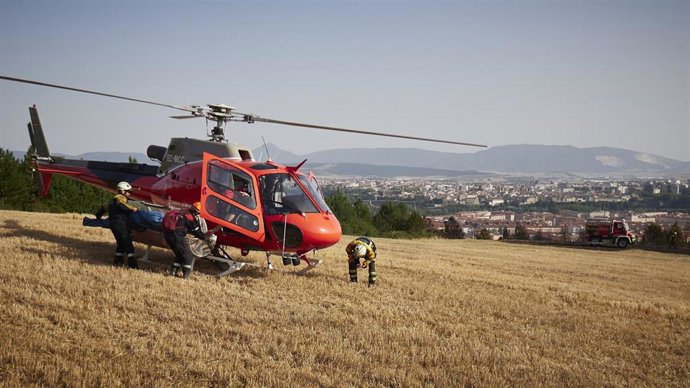 Archivo - Bomberos trabajan en la extinción de un incendio en la ladera del monte Ezkaba (archivo)