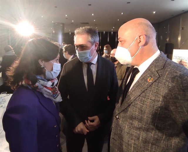 Espadas (centro), habla con la líder del PSOE cordobés, Rafi Crespín, y el presidente de la Diputación de Córdoba, Antonio Ruiz.