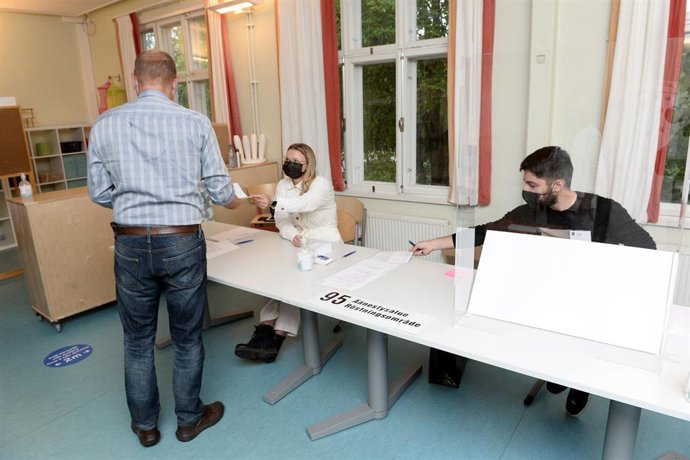 Archivo - Imagen de archivo de un hombre votando durante las elecciones municipales en Finlandia.