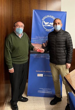 La Fundación Cepsa entrega tarjetas de combustible al Banco de Alimentos de Huelva.