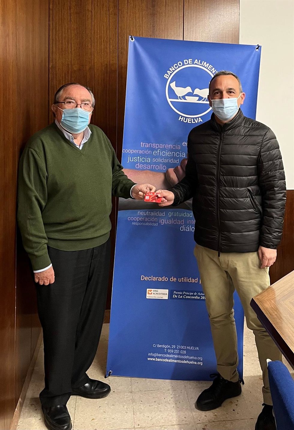 La Fundación Cepsa entrega tarjetas de combustible al Banco de Alimentos de Huelva.