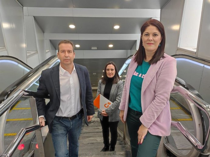 La portavoz de Ciudadanos en el Ayuntamiento de Málaga, Noelia Losada, y el senador José Luis Muñoz Lagares en rueda de prensa sobre el Cercanías