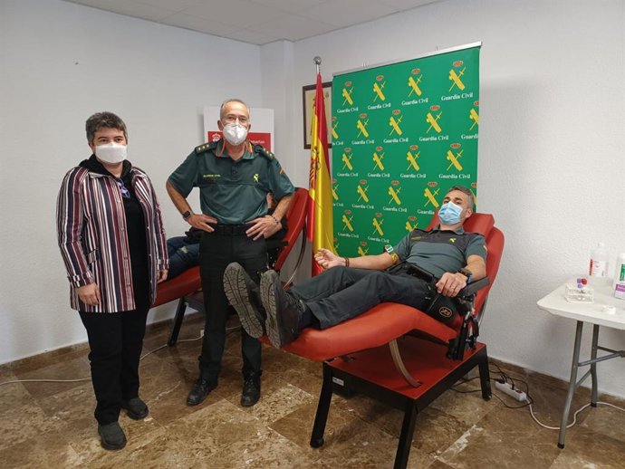 Agentes de la Guardia Civil participando en la campaña solidaria de donación de sangre del ICHH