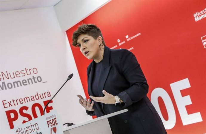 La portavoz del PSOE de Extremadura, Soraya Vega, en rueda de prensa