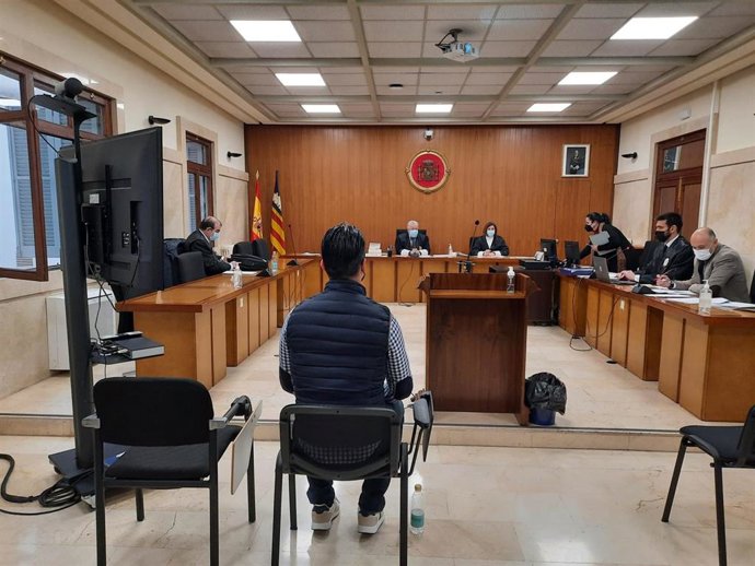 El acusado sentado antes del comienzo del juicio.