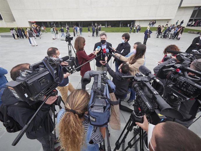 Archivo - El vicedecano de la FCOM, Ramón Salaverría ofrece declaraciones a los medios durante una concentración silenciosa en recuerdo al periodista asesinado David Beriáin, a 28 de abril de 2021, en la Facultad de Ciencias de la Comunicación de la Uni