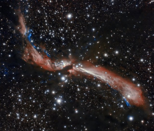 El chorro estelar MHO 2147 serpentea a través de un campo de estrellas en esta imagen capturada desde Chile por el telescopio Gemini Sur.