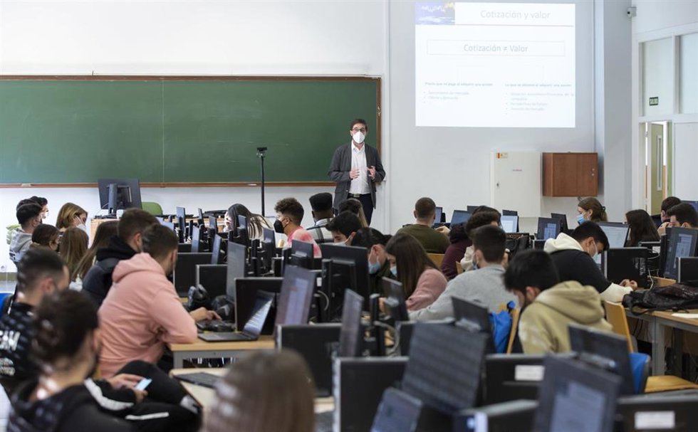 El Proyecto Edufinet de Unicaja enseña a más de 70 estudiantes de la UMA a operar con acciones e invertir en bolsa