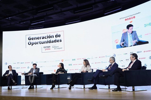 El director General de AWS Iberia, Miguel Álava (i); la presidenta de REE, Beatriz Corredor (3i); la presidenta de GSK, Cristina Hernández de Luna (4i); y el presidente de Aena, Maurici Lucena (2d), participan en la mesa redonda 'La transición ecológica c