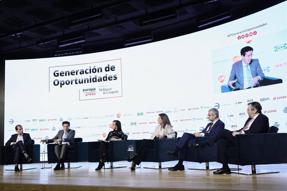 El director General de AWS Iberia, Miguel Álava (i); la presidenta de REE, Beatriz Corredor (3i); la presidenta de GSK, Cristina Hernández de Luna (4i); y el presidente de Aena, Maurici Lucena (2d), participan en la mesa redonda 'La transición ecológica
