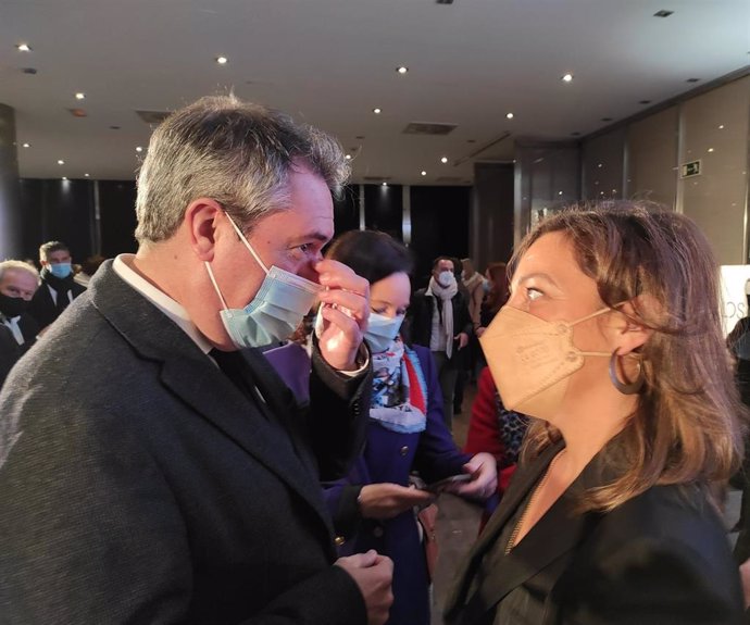 Espadas habla con la portavoz del PSOE en el Ayuntamiento de Córdoba, Isabel Ambrosio.