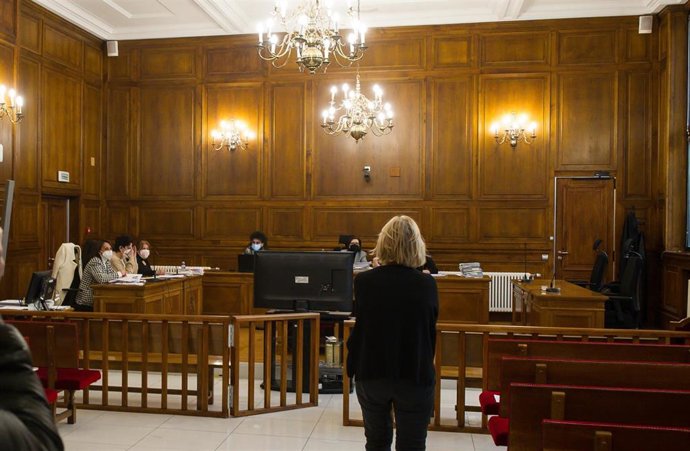 La joven que fue agredida sexualmente declara en el juicio contra su presunto agresor, quien la atacó en el municipio guipuzcuano de Beasain, en la Sección Tercera de la Audiencia Provincial, a 24 de enero de 2022, en San Sebastián, Gipuzkoa
