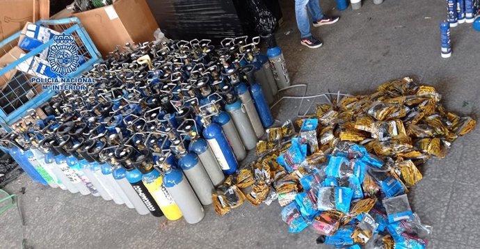 Cuatro detenidos de una red que tenía 800 bombonas del gas de la risa listas para consumo en fiestas
