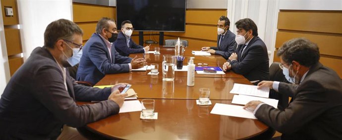 Archivo - Imagen de recurso de una reunión entre el consejero de Transportes e Infraestructuras, David Pérez, con el alcalde de San Fernando de Henares, Javier Corpa.