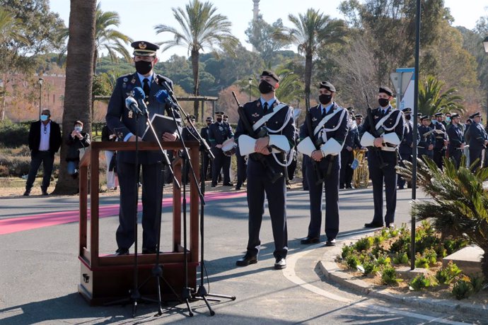 El acto de conmemoración ha tenido lugar junto al monumento del Ícaro, en el Muelle de la Reina de Palos de la Frontera.