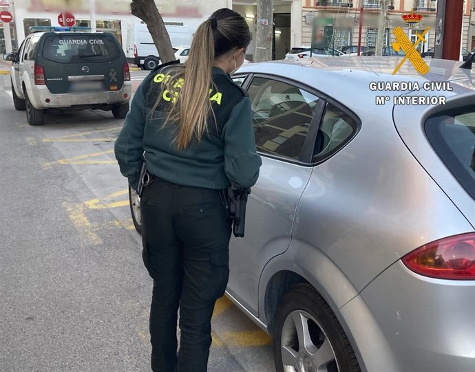 Una agente de la Guardia Civil