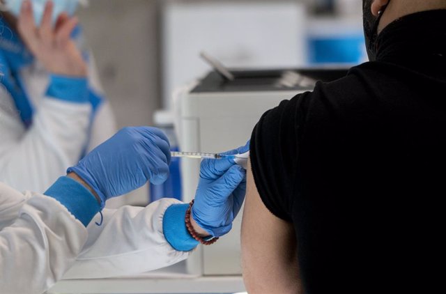 Una persona es vacunada contra el Covid-19, en el WiZink Center, a 20 de enero de 2022, en Madrid, (España). 