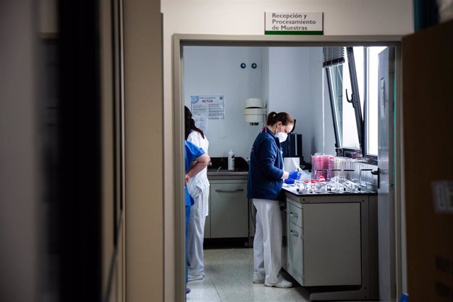 Archivo - Varias investigadoras trabajando en el laboratorio de Microbiología del Hospital Universitario de Badajoz