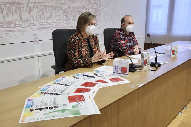 La concejal de Acción y Promoción Cultural, Evelia Fernández, junto al técnico Cultura, Senador González, durante la presentación de la programación del primer semestre de 2022.