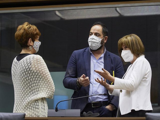 Archivo - I-D, la portavoz de EH Bildu en el Parlamento de Navarra, Bakartxo Ruiz, el portavoz del PSN, Ramón Alzórriz, y la portavoz de Geroa Bai, Uxue Barkos, en el Parlamento de Navarra.