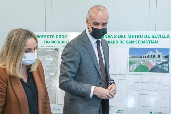 La consejera de Fomento, Infraestructuras y Ordenación del Territorio, Marifrán Carazo, junto con el alcalde de Sevilla, Antonio Munoz, en la presentación del proyecto del tramo norte de la línea 3 del Metro de Sevilla.