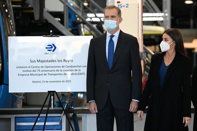 Archivo - Los Reyes posan durante el acto de inauguración de la conmemoración del 75 aniversario de la creación de la Empresa Municipal de Transportes de Madrid, a 15 de noviembre de 2021, en Madrid (España).