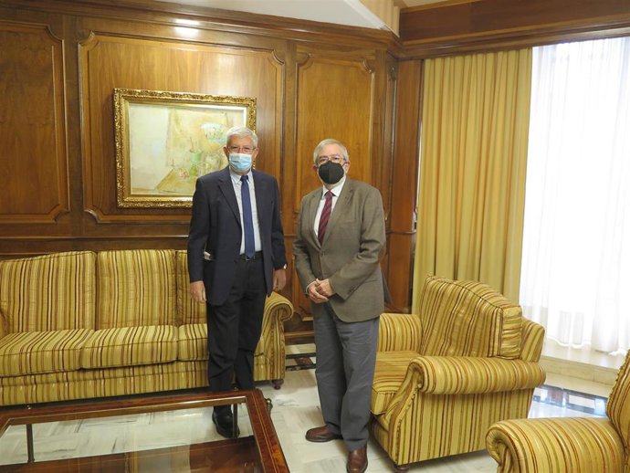 El presidente de la Asamblea Regional, Alberto Castillo, y el presidente de la Asociación Española contra el Cáncer, en la Región (AECC), Manuel Molina Boix