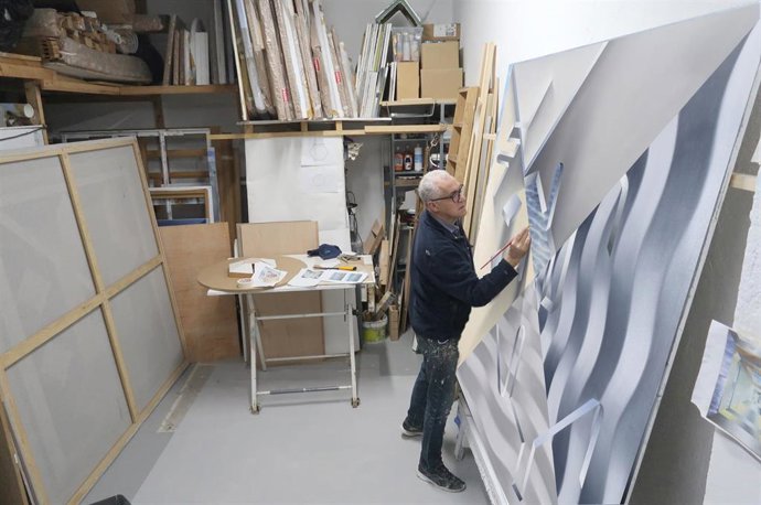 El artista Antonio Rojas trabajando en una de sus obras