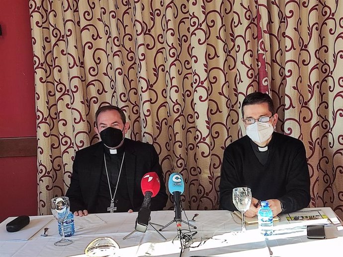 El Obispo de Osma-Soria (izda) y el vicario general mantienen un encuentro con la prensa por San Francisco de Sales.