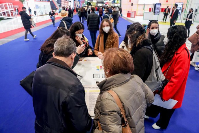 Asistentes en un panel informativo a su llegada a Fitur durante el primer día de apertura al público general de la 42 edición.