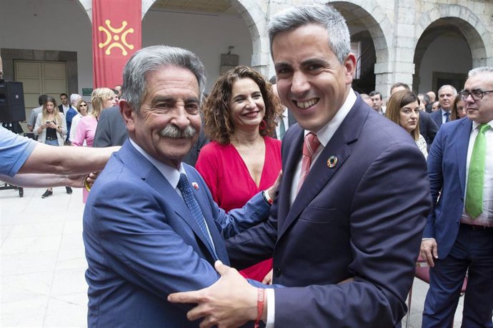 Archivo - Miguel Angel Revilla saluda a Pablo Zuloaga nada más tomar posesión como presidente de Cantabria en presencia de la ministra de Hacienca en funciones, María Jesús Montero, con el lábaro al fondo