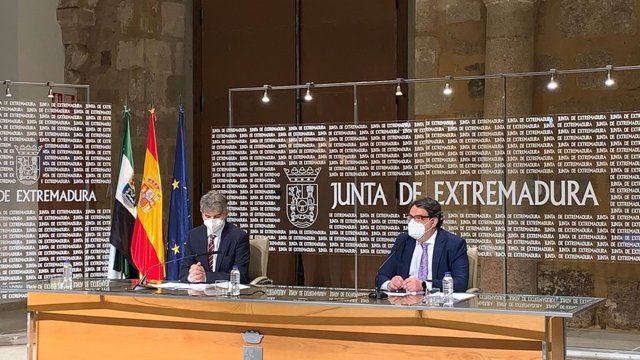 El vicepresidente segundo y consejero de Sanidad y Servicios Sociales, José María Vergeles, y el gerente del SES, Ceciliano Franco, en rueda de prensa sobre los datos de la lista de espera sanitaria del segundo semestre de 2021 en Extremadura