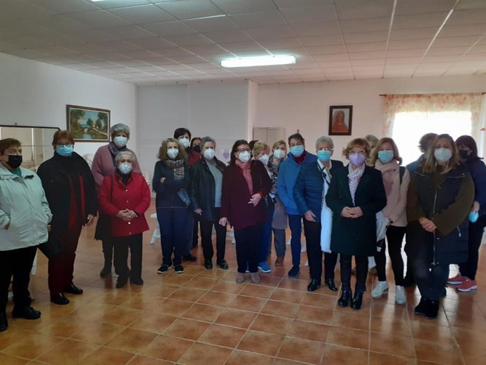 La diputada de Igualdad de la Diputación de Cádiz, Carmen Collado, durante su visita a la Asociación Sociocultural para la Mujer del Campo La Jara.